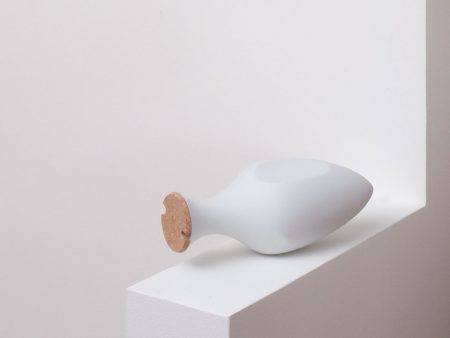 Amphore MILOS liegend auf einer Mauerkante, weißer Hintergrund