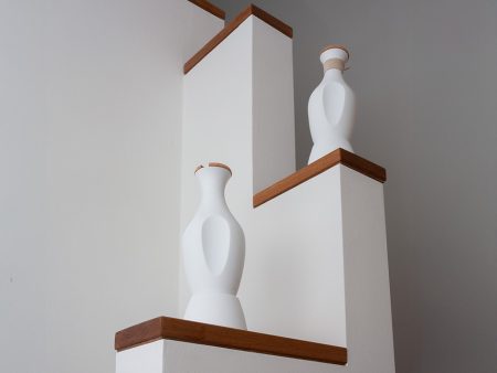 zwei Amphoren MILOS stehen übereinander auf einer Mauer